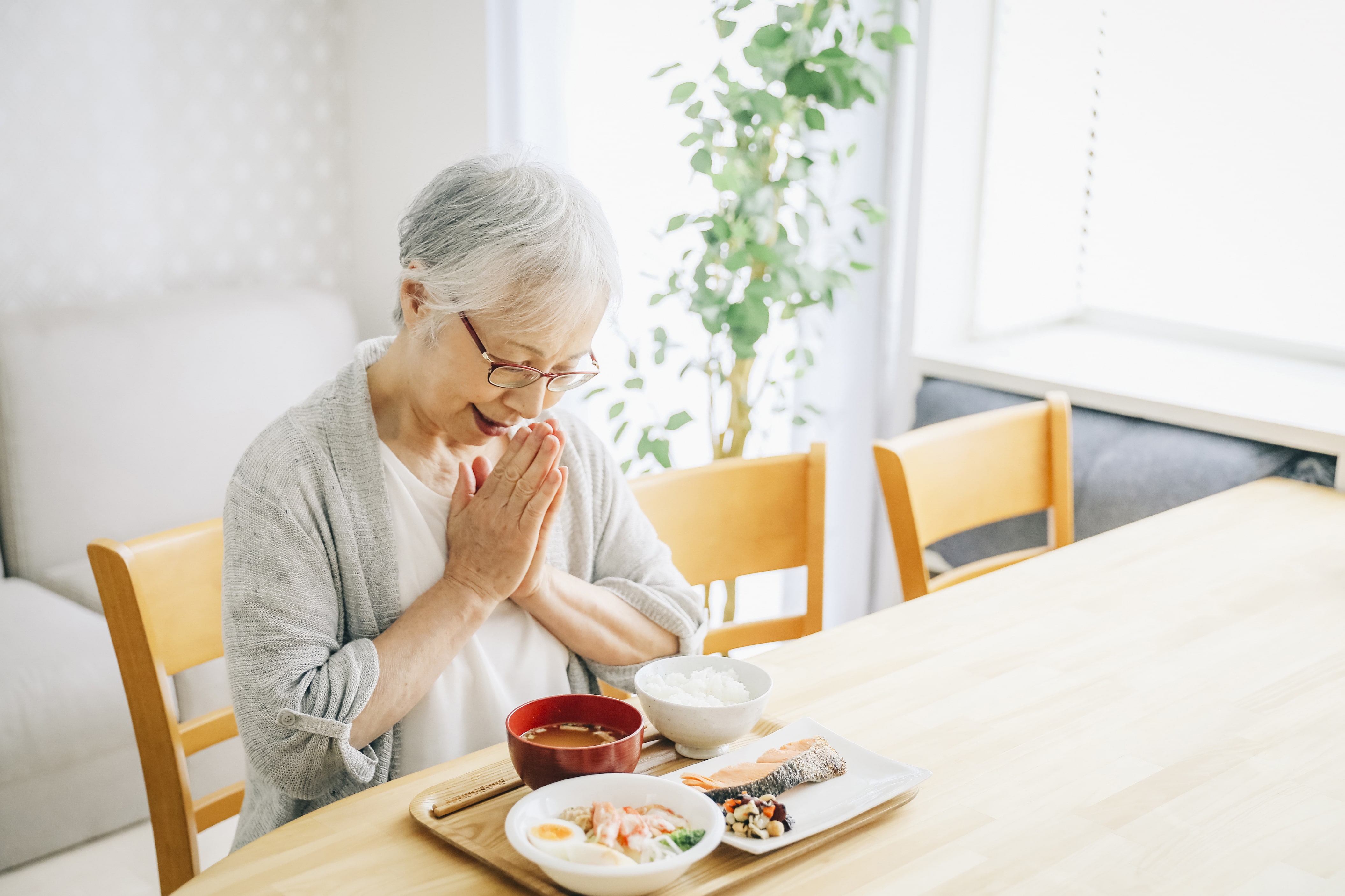 【介護施設向け】高齢者の食事改善！歯がない方でも楽しめる簡単レシピ10選